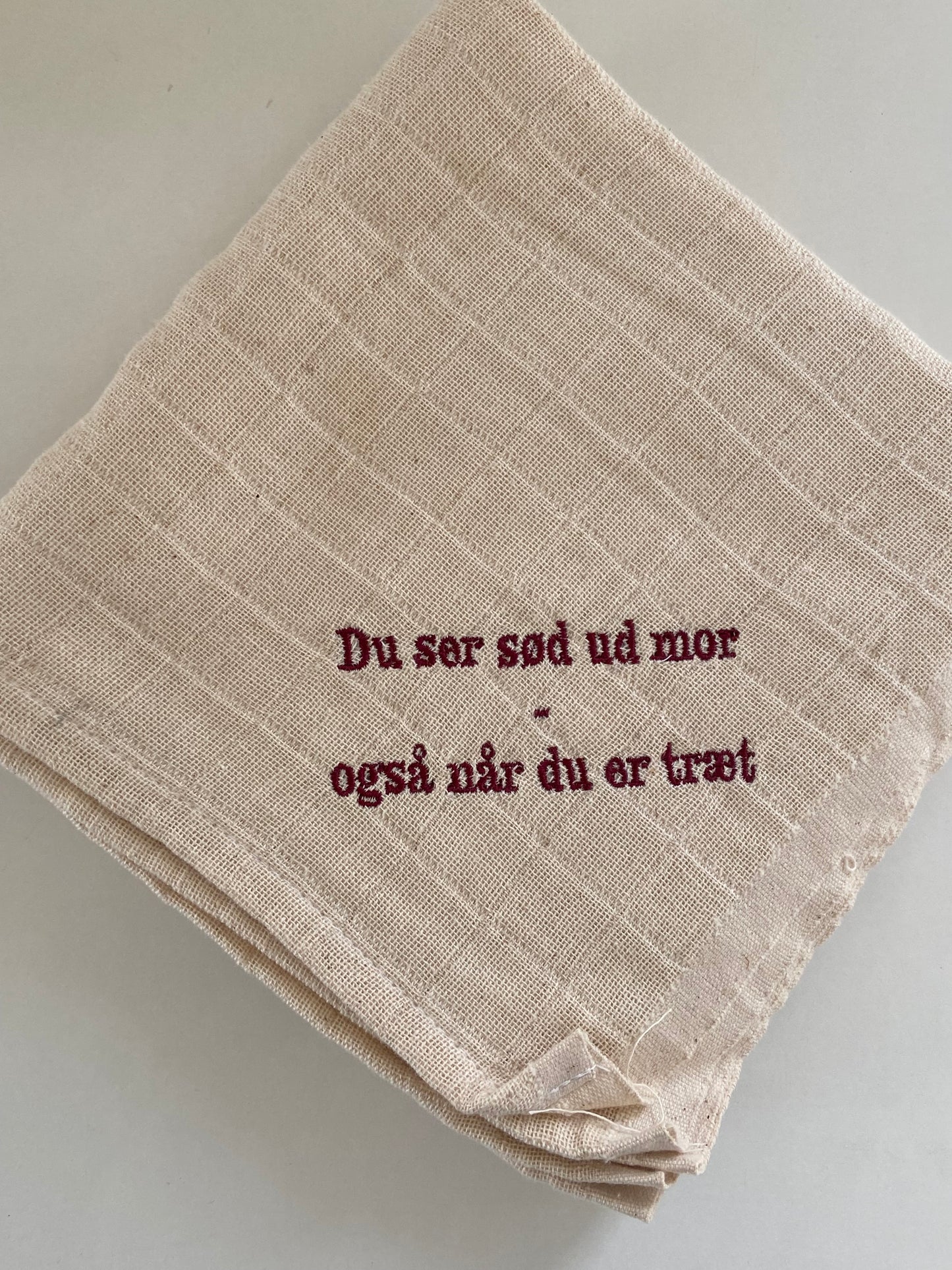 "Du ser sød ud mor - også når du er træt" Personlig Oeko-tex cerificeret stofble med broderet tekst.