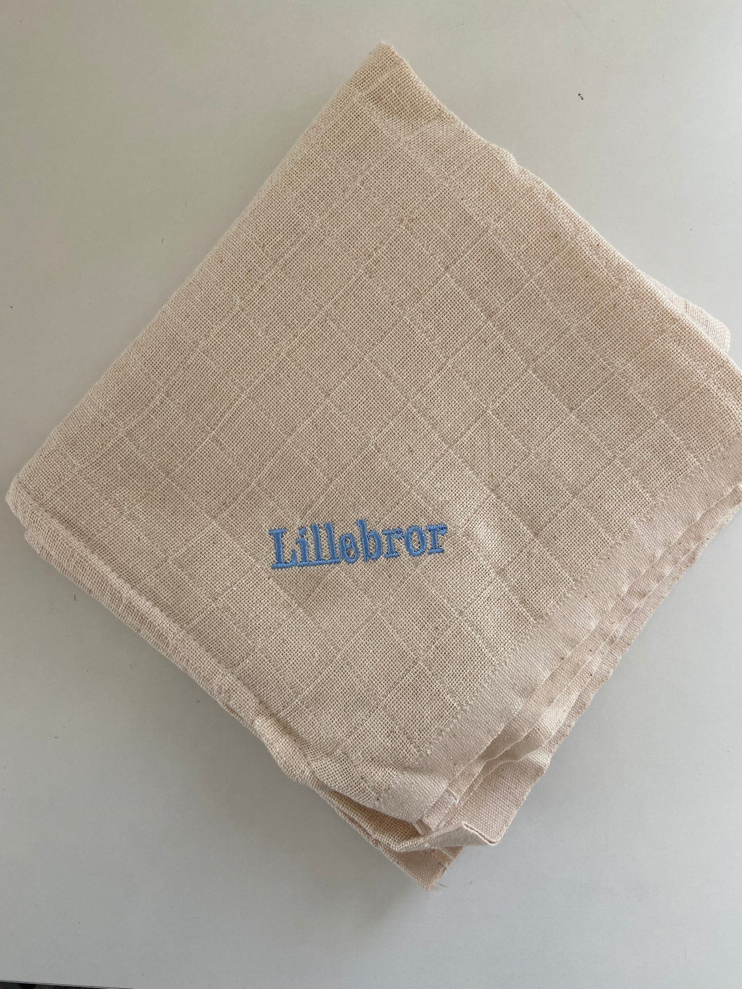 "Lillebror" Personlig Oeko-tex certificeret stofble med broderet tekst